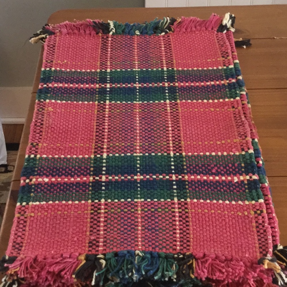4 holiday perfect oversized woven placemats.